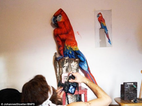 “Đã mắt” với body-painting giải nhiệt ngày hè - 17 Tác phẩm sau khi hoàn thành vẫn chưa có các tạo hình hậu cảnh cần thiết, điều này cho thấy nghệ thuật body-painting là một bộ môn phối hợp nhiều nghệ thuật khác như thế nào. Cách sắp đặt bối cảnh, nghệ thuật lựa chọn góc chụp, góc quay và đặc biệt nhất là nghệ thuật vẽ cùng góp phần tạo nên một tác phẩm hoàn hảo.