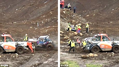 Nữ phóng viên ảnh thoát chết thần kỳ khi đang tác nghiệp - 1 Nữ phóng viên ảnh người Iceland - Diana Dreki (áo cam) đã có mặt để chụp hình một buổi đua xe buggy vượt địa hình ở thành phố Akranes, Iceland. Khi chiếc xe đang “off-road” và có phần bị mất điều khiển, chị Diana đã vô tình nằm gọn trong đường chạy của chiếc xe.