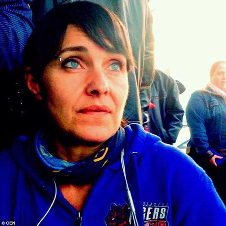 Nữ phóng viên ảnh thoát chết thần kỳ khi đang tác nghiệp - 2 Điều may mắn là dù có phải chịu một vài thương tích, nhưng nhìn chung là không đáng ngại và từ trong bệnh viện, nữ phóng viên ảnh này đã có thể đùa tếu về tai nạn mà mình vừa gặp phải. Đồng thời chị hy vọng sẽ có thể sớm trở lại để tiếp tục tác nghiệp trong những cuộc đua tiếp theo.