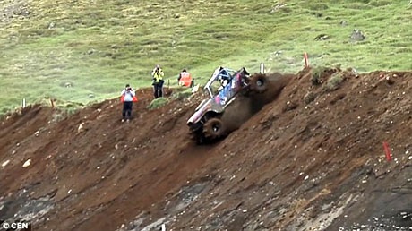 Nữ phóng viên ảnh thoát chết thần kỳ khi đang tác nghiệp - 3 Đoạn video cho thấy chị Diana đang đứng ở chân dốc cùng với các đồng nghiệp thì chiếc xe lao nhanh về phía họ.