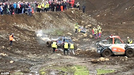 Nữ phóng viên ảnh thoát chết thần kỳ khi đang tác nghiệp - 4 Những nhân viên sự kiện áo vàng và một số phóng viên ảnh đã chạy lại cấp cứu cho Diana, rất may chị không bị thương nặng vì gầm xe khá cao.