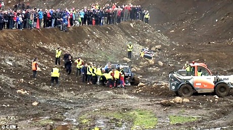 Nữ phóng viên ảnh thoát chết thần kỳ khi đang tác nghiệp - 5 Các bác sĩ cho biết Diana bị rạn xương gò má và chịu một vài vết bầm giập, nhưng như vậy vẫn là quá may mắn so với những tình huống tệ hại khác đã có thể xảy ra.