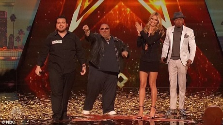 Tìm kiếm Tài năng Mỹ 2016: 6 tiết mục đỉnh nhất vòng loại thứ 3 - 6 Siêu mẫu Heidi Klum một lần nữa bước lên sân khấu chúc mừng thí sinh đã nhận được sự lựa chọn đặc biệt của cô. Hiện tại, chỉ còn giám khảo Simon Cowell và người dẫn chương trình Nick Cannnon còn quyền sử dụng nút vàng.