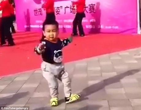 Cậu bé tí hon nhảy múa siêu dễ thương gây sốt - 1 Cậu bé biểu diễn ở một góc sân khấu, say mê không kém gì những vũ công chuyên nghiệp.