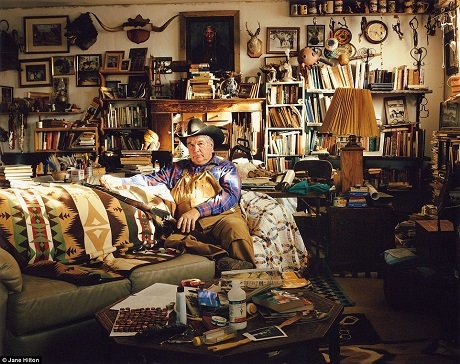 Những món đồ trang trí trưng khắp nhà của ông Johnny Green, một người buôn bán gia súc, gia cầm ở thành phố Cortez, bang Colorado.