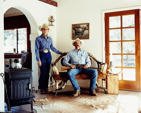 Bà Kim McElroy, một người chuyên thuần dưỡng ngựa và ông Dave Powell, một chủ trang trại. Họ có cuộc sống khá sung túc trong trang trại của riêng mình nằm ở bang Arizona.