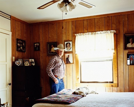 Cotton Logan, sống ở thung lũng Peeples, bang Arizona. Ở tuổi 75, Logan đã phải trải qua hai cuộc phẫu thuật lưng và một cuộc phẫu thuật hông, tuy vậy, Logan cho biết chừng nào ông còn có thể leo lên lưng ngựa, chừng đó ông vẫn còn có cảm giác mình đang sống.