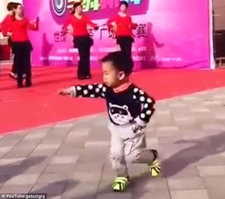 Cậu bé tí hon nhảy múa siêu dễ thương gây sốt - 2 Có thể cậu đã học theo điệu nhảy của các vũ công này từ trước, nên đã nhảy múa theo khá hoàn hảo. Khi so sánh các động tác của cậu với các vũ công chuyên nghiệp ở hậu cảnh mới thấy hết sự tập luyện nghiêm túc đáng kinh ngạc của cậu bé.