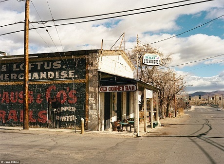 Sau một ngày làm việc, những cao bồi và chủ trang trại ở Dayton, bang Nevada, thường tập trung tại quán bar này.