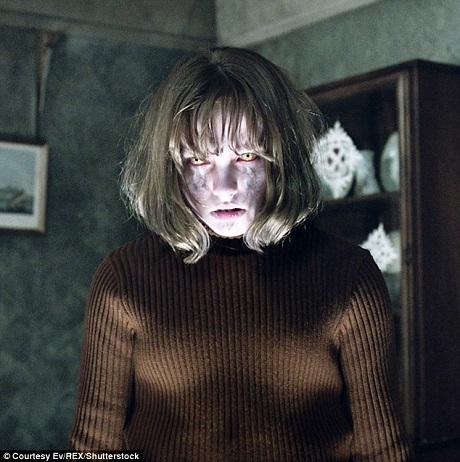 
Ông cụ đã cùng với bạn mình đi xem một suất chiếu lúc đêm muộn của phim “The Conjuring 2”. Ông bị ngất ngay trong phòng chiếu khi phim đang ở vào một trong những cảnh đáng sợ nhất.
