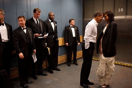 Ông Obama không ngại bày tỏ tình cảm với vợ trước mặt các nhân viên.