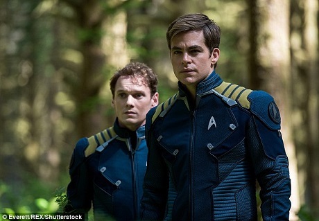 Nam diễn viên “Star Trek” chết trẻ vì tai nạn thương tâm - 6 Anton Yelchin trong “Star Trek Beyond”, anh tiếp tục vào vai diễn quen thuộc của mình - Pavel Chekov. Trong ảnh còn có nam chính Chris Pine - vai Thuyền trưởng Kirk.
