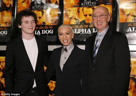 Nam diễn viên “Star Trek” chết trẻ vì tai nạn thương tâm - 9 Anton Yelchin là con trai duy nhất của cặp đôi vận động viên trượt băng nghệ thuật người Nga - Irina và Viktor Yelchin.