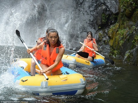 Hình ảnh võ sư Thiếu Lâm dạy võ cho các cô gái mặc… bikini gây sững sờ - 9 Những buổi luyện tập vất vả trước kỳ thi sát hạch.
