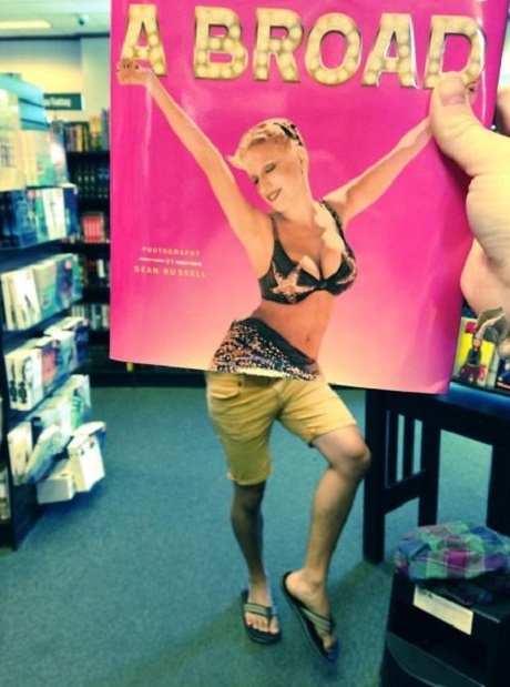 Sự hài hước kỳ diệu mở ra ngay từ… bìa sách - 44 Sự hài hước kỳ diệu mở ra ngay từ… bìa sách - 44