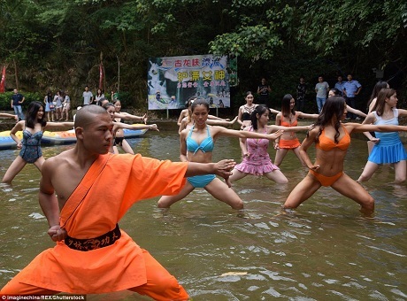 Hình ảnh võ sư Thiếu Lâm dạy võ cho các cô gái mặc… bikini gây sững sờ - 3 Các cô gái này sẽ phải luyện tập võ thuật và những bài tập thể lực dưới sự hướng dẫn của các võ sư.