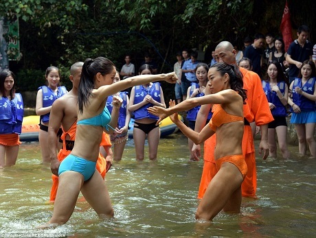 Hình ảnh võ sư Thiếu Lâm dạy võ cho các cô gái mặc… bikini gây sững sờ - 4 Các cô gái này mặc trang phục đồ bơi trong lúc luyện tập bởi đây cũng chính là trang phục thường ngày trong giờ làm việc của họ nếu được tuyển dụng.