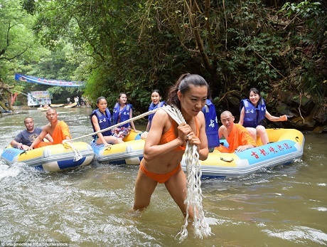 Hình ảnh võ sư Thiếu Lâm dạy võ cho các cô gái mặc… bikini gây sững sờ - 5 Một bài tập thể lực đối với những cô gái muốn trở thành “Nữ thần cứu hộ”.