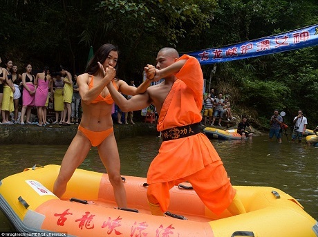 Hình ảnh võ sư Thiếu Lâm dạy võ cho các cô gái mặc… bikini gây sững sờ - 6 Những hình ảnh gây xôn xao truyền thông và dư luận Trung Quốc.