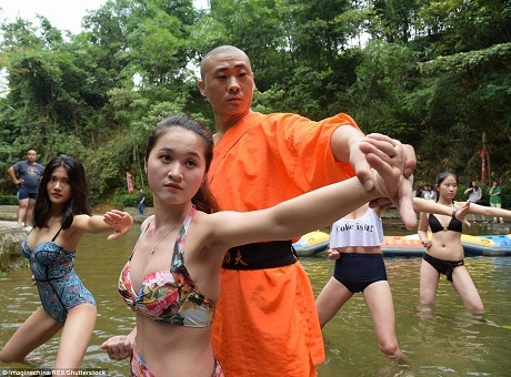 Hình ảnh võ sư Thiếu Lâm dạy võ cho các cô gái mặc… bikini gây sững sờ - 7 Một võ sư trẻ được cử đến từ Thiếu Lâm Tự để giúp các cô gái luyện tập võ công trước khi trải qua bài thi sát hạch.