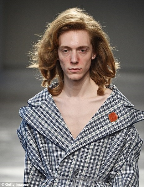 Nét “độc, dị” của show trình diễn này đã thu hút sự quan tâm của truyền thông và ngay lập tức được nhiều tờ báo nhắc tới. Có lẽ đây cũng là chủ ý của Moto Guo.