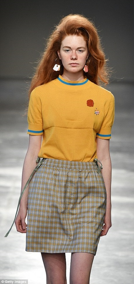 Mặc dù đây là tuần lễ thời trang nam, nhưng Moto Guo vẫn đưa vào một số mẫu thời trang nữ và mời người mẫu nữ trình diễn xen kẽ với dàn mẫu nam.