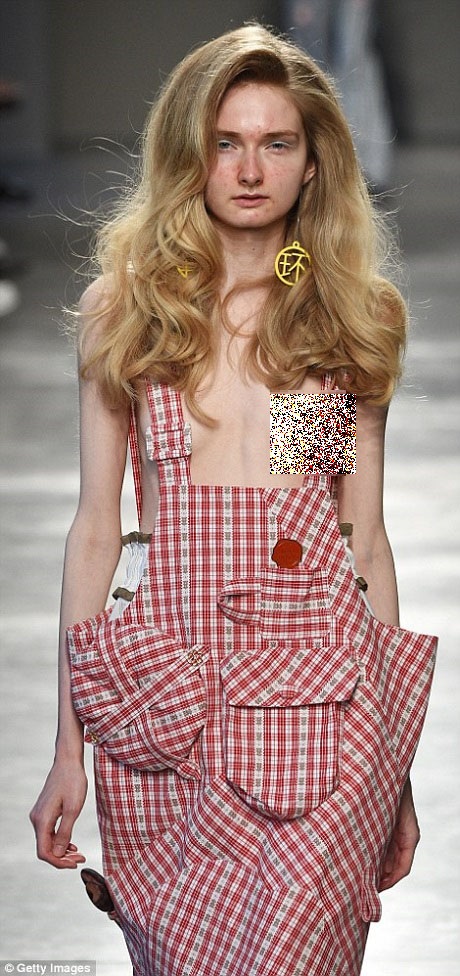 Các người mẫu nữ cũng có ý tưởng trang điểm tương tự, nhấn vào nét tự nhiên của gương mặt, trang điểm tối giản với rất nhiều khuyết điểm được để lộ. Ngoài ra, trên mỗi bộ trang phục của người mẫu đều có một dấu xi đỏ.