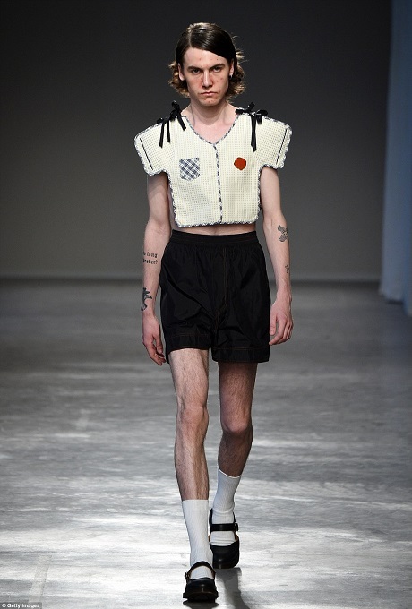 Dàn mẫu mặt chi chít “đèn pin”… đổ bộ sàn catwalk - 7