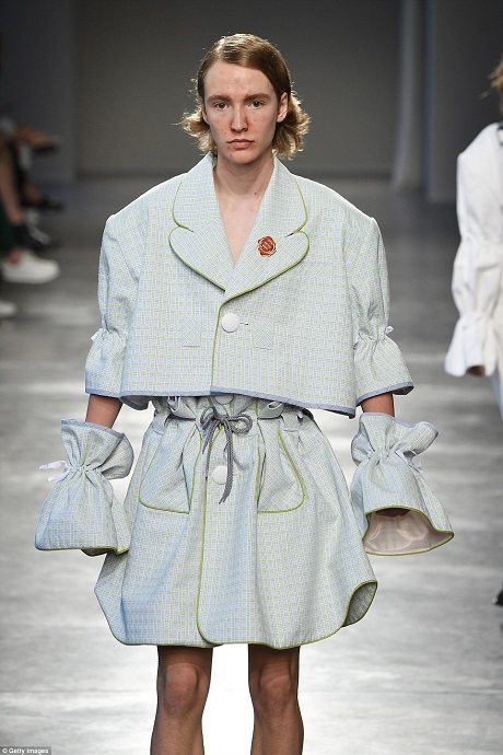 Có lẽ phong cách thiết kế mà Moto Guo hướng tới là thời trang phi giới tính, phi tuổi tác. Có thể thấy những bộ trang phục nam này khá… “nữ tính” và lấy cảm hứng từ những trang phục của trẻ nhỏ.