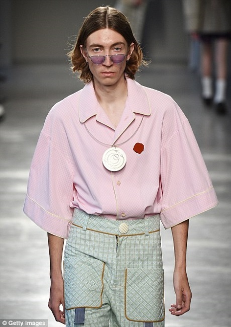 Sự kỳ quái, lập dị là điều toát lên mạnh nhất từ show trình diễn của nhà thiết kế này.