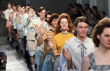 Chỉ đến khi show trình diễn kết thúc, người mẫu mới bước ra sân khấu với nụ cười thể hiện khía cạnh hài hước của buổi trình diễn.