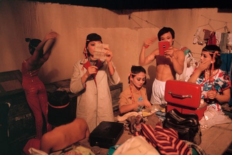 Hà Nội, 1989: Các nghệ sĩ của một nhà hát đang chuẩn bị cho đêm diễn.