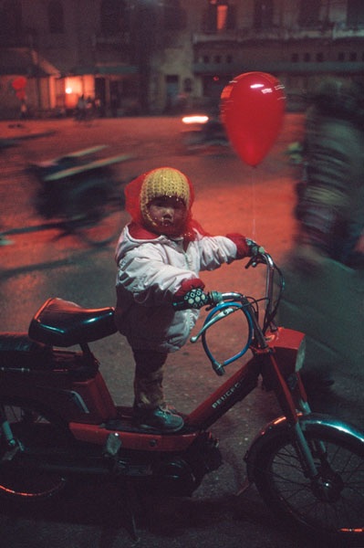 Hà Nội, 1989: Xe Peugeot - niềm ao ước một thời của nhiều người.