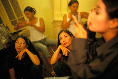 Nghệ sĩ trang điểm trước giờ diễn.