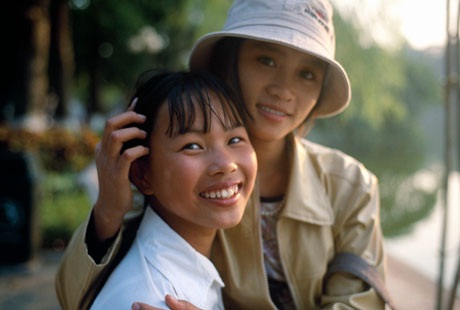 Hà Nội, 2004: Hai chị em.