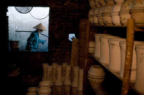 Gốm Bát Tràng, Gia Lâm, Hà Nội, 2004.