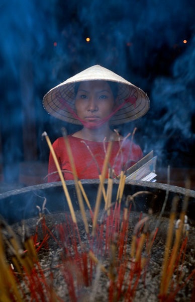 Hà Nội, 2004: Một phụ nữ đi lễ chùa.