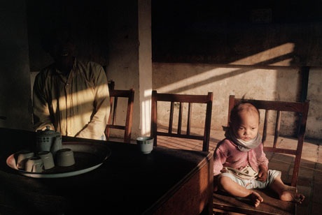 Huế, 1989: Đứa trẻ đang được đặt ngồi trong phòng tiếp khách ở một ngôi đình.