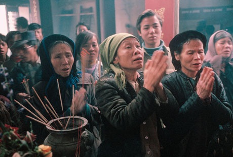 Hà Nội, 1989: Những người đến cầu khấn ở tại một ngôi đền trong dịp Tết.