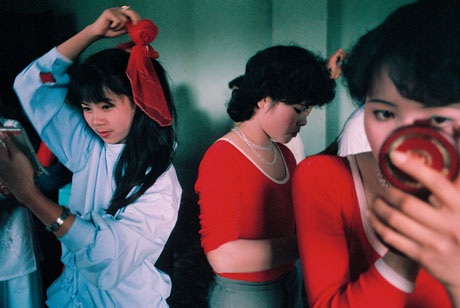 Hà Nội, 1989: Hậu trường trang điểm của các thí sinh tham gia cuộc thi tìm kiếm người đẹp thanh lịch Hà Nội.