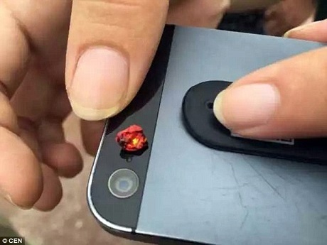 Dân làng phát hoảng vì “dân tứ xứ” đổ xô đến đào… đá quý - 2 Trước đó, thông tin về một người dân địa phương bất ngờ tìm thấy một viên đá được cho là hồng ngọc và bán được nó với giá 50.000 tệ (170 triệu đồng) đã rất thu hút sự quan tâm của công chúng, khiến nhiều người đổ về đây tìm vận may.