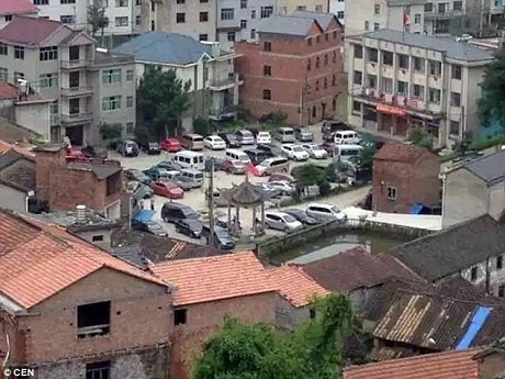Dân làng phát hoảng vì “dân tứ xứ” đổ xô đến đào… đá quý - 4 Xe hơi xuất hiện tại làng Hậu Trang nhiều bất thường.