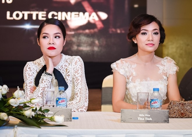 Cuộc chiến ngầm của giới chân dài trong showbiz - 1 Hai diễn viên Dương Cẩm Lynh và Tina Tình công khai không ưa nhau.