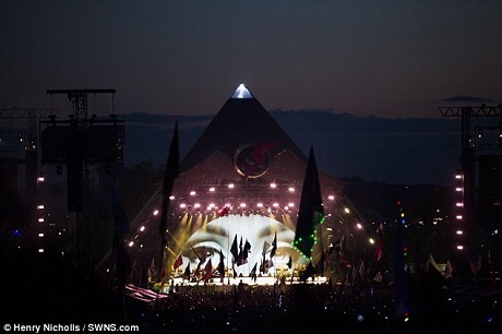 Năm 2011, Adele từng chia sẻ về việc cô thường xuyên phải chịu đựng nỗi lo lắng mỗi khi bước lên sân khấu, trái tim như thể muốn nổi tung và cô không bao giờ có được cảm giác rằng mình sẽ giải phóng, sẽ bung tỏa trên sân khấu.