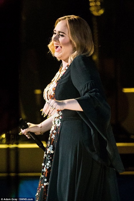 Adele cười đùa vui vẻ trên sân khấu. Mẹ của Adele cũng đang có mặt trong đám đông khán giả, bà đã quyết định đến cắm trại tại lễ hội âm nhạc Glastonbury để có thể xem con gái mình biểu diễn từ góc độ của một khán giả đích thực.