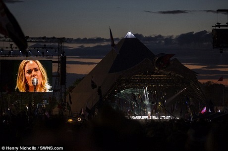 Glastonbury là một trong những sân khấu âm nhạc lớn nhất thế giới. Lễ hội âm nhạc này được tổ chức thường niên ở Anh với số lượng khán giả lui tới lễ hội trong 5 ngày lên tới khoảng 175.000 lượt.