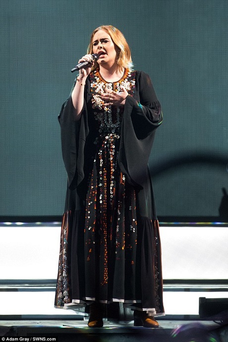 Biểu diễn trước đám đông khán giả khổng lồ, Adele khởi đầu với nhạc phẩm “Hello”.