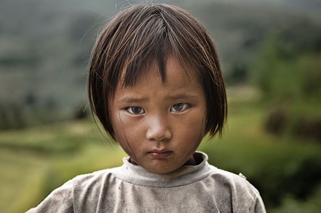 Nhìn ngắm những cửa sổ mở ra “tâm hồn thế giới” - 7 Em bé sống ở vùng núi phía Bắc Việt Nam.