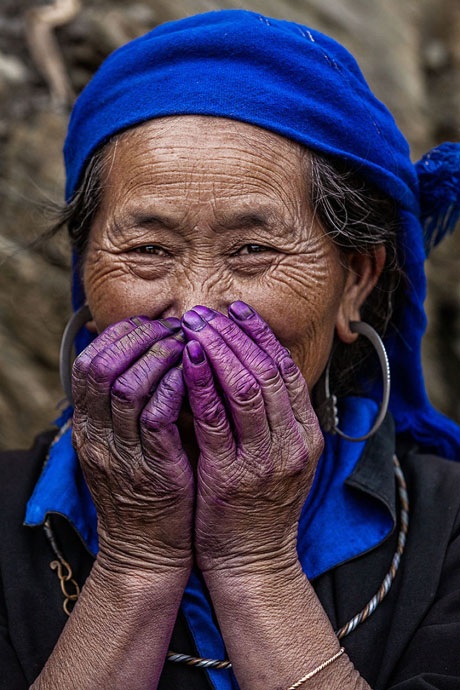 Nhìn ngắm những cửa sổ mở ra “tâm hồn thế giới” - 8 Bà cụ người H’mông nhuộm vải.