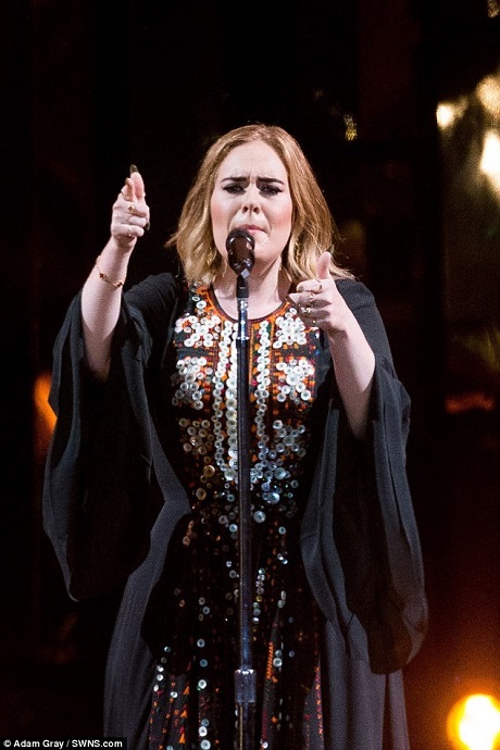 Mặc dù có những vấn đề tâm lý khi đứng trước đám đông, nhưng Adele đã vượt qua chính mình khi lần đầu tiên tự tin xuất hiện trên sân khấu Glastonbury. Trước đây, vì nỗi lo sợ đám đông khổng lồ mà Adele đã nhiều lần từ chối lời mời biểu diễn tại đây.